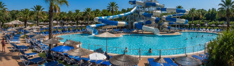 Illustration du grand bassin et des toboggans de l'Acquapark Onda Blu à Tortoreto, entourés de palmiers.