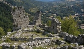 La cour intérieure de Castel Manfrino, tracé des anciennes structures visible au sol.