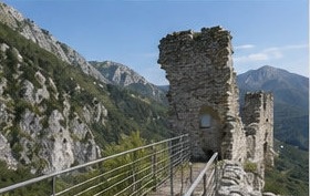 Les vestiges du donjon de Castel Manfrino, pans de murs effondrés sur l'éperon rocheux.
