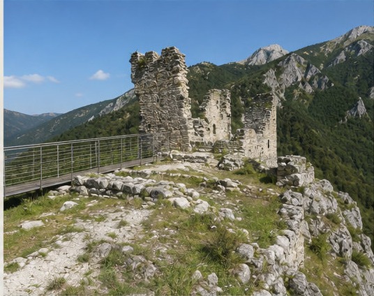 Les ruines de Castel Manfrino sur leur éperon rocheux, passerelle d'accès et montagnes des Monti Gemelli en arrière-plan.