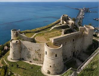 Vue aérienne du Castello Aragonese di Ortona, ses bastions ronds et le môle du port en arrière-plan.