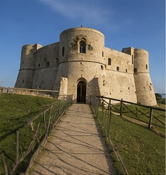 La façade d'entrée du Castello Aragonese di Ortona, au bout d'une allée bordée de pelouse.