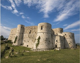 Le Castello Aragonese di Ortona et ses bastions ronds, ciel changeant au-dessus des remparts.