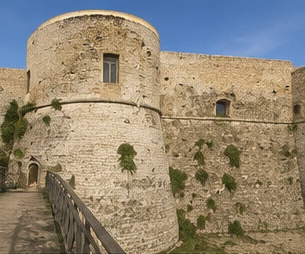 Un bastion rond et un pan de mur du Castello Aragonese di Ortona, pierre calcaire patinée.