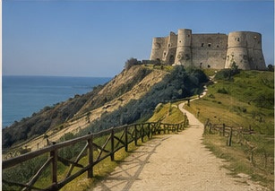 Le Castello Aragonese di Ortona vu depuis le sentier côtier, à pic sur la mer Adriatique.