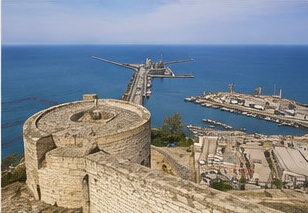 Vue depuis un bastion du Castello Aragonese di Ortona sur le môle et le port d'Ortona.