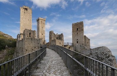 La passerelle d'accès aux tours du Castello Caldora di Pacentro, entre les vestiges de l'enceinte.