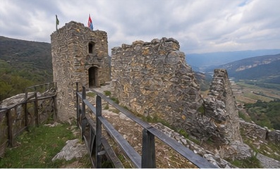 L'entrée fortifiée du Castello Caldora di Pacentro, avec vue sur la Valle Peligna.