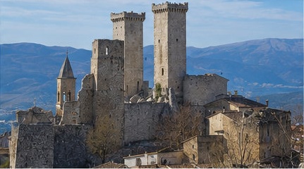 Les tours du Castello Caldora dominant les toits du village de Pacentro et son clocher.