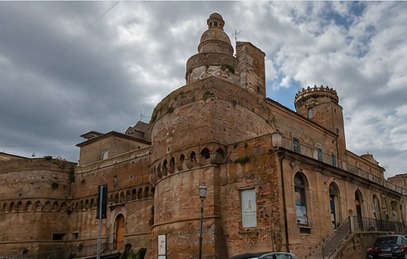 Façade du Castello Caldoresco di Vasto, avec sa tour ronde et son enceinte bastionnée.
