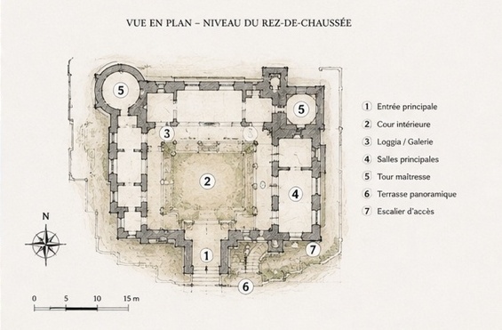Plan schématique du rez-de-chaussée du Castello della Monica, montrant la cour intérieure, les loggias, la tour maîtresse et l'escalier d'accès à la terrasse.