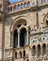 Détail des loggias et fenêtres géminées ornées du Castello della Monica.