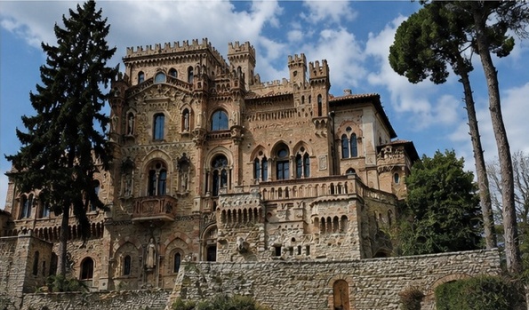 La façade principale néo-médiévale du Castello della Monica, tours crénelées et arcs ogivaux, à Teramo.