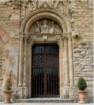 La porte d'entrée principale du Castello della Monica, encadrement sculpté de style néo-roman.