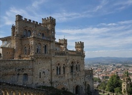 La terrasse panoramique du Castello della Monica, vue sur la ville de Teramo en contrebas.
