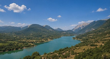 Panorama sur le lac de Barrea et les montagnes du Parc national des Abruzzes, du Latium et de la Molise.