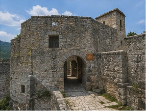 Une porte fortifiée en pierre du Castello di Barrea, avec passage voûté.