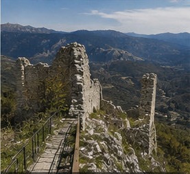Le chemin de ronde menant aux vestiges du donjon du Castello di Bominaco, panorama sur la vallée.