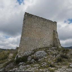 Un pan de mur du rempart ouest du Castello di Bominaco, seul vestige encore debout sur cette section.