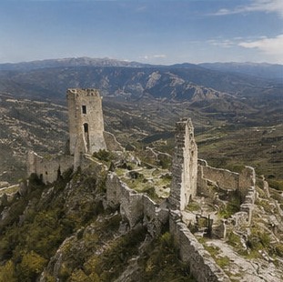 Vue aérienne des ruines du Castello di Bominaco, murs d'enceinte et vestiges du donjon suivant la crête rocheuse.