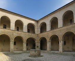 La cour intérieure à arcades du Castello Ducale di Crecchio, avec son puits en pierre au centre.