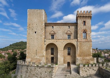 Façade principale du Castello Ducale di Crecchio, avec sa loggia à arcades et ses fenêtres ogivales, vue depuis l'escalier d'accès.