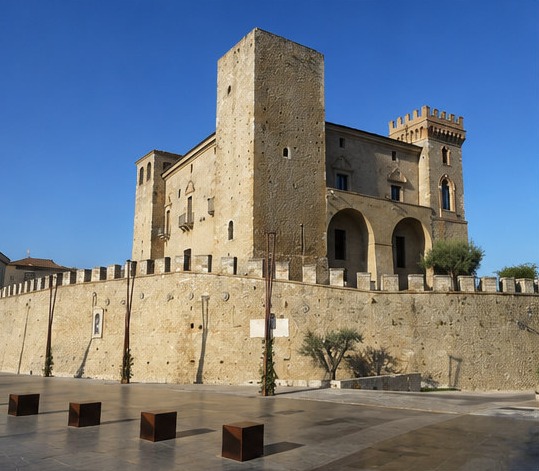 Le Castello Ducale di Crecchio, sa tour lombarde carrée et sa tour d'angle aragonaise crénelée, vus depuis la place.