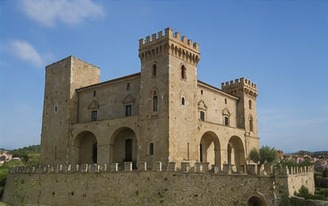 Vue latérale du Castello Ducale di Crecchio, tour lombarde et tour aragonaise côte à côte.