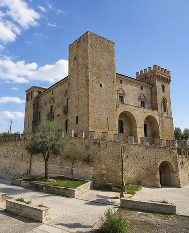 Le Castello Ducale di Crecchio et ses remparts, vus depuis l'angle opposé, avec un olivier au premier plan.