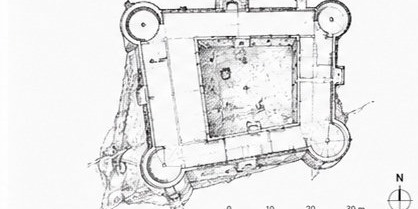 Plan schématique du Castello Piccolomini di Balsorano, montrant son enceinte pentagonale irrégulière et ses tours d'angle rondes.