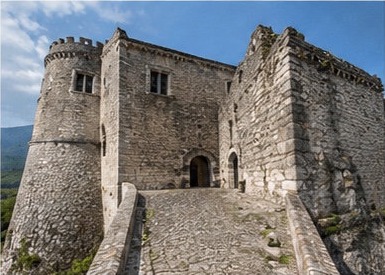 L'entrée principale du Castello Piccolomini di Balsorano, entre deux tours carrées, au bout d'une rampe pavée.