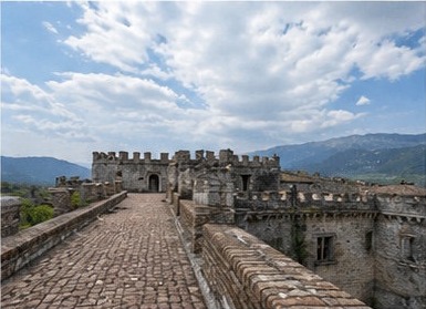 Le chemin de ronde crénelé du Castello Piccolomini di Balsorano, face aux montagnes de la Marsica.