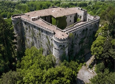 Vue aérienne du Castello Piccolomini di Balsorano, son plan pentagonal irrégulier entouré de forêt.