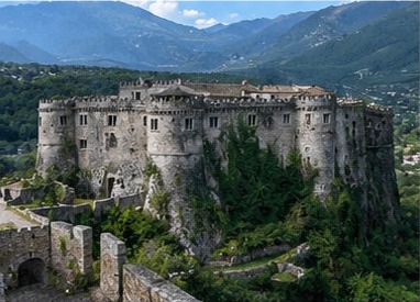 Le Castello Piccolomini di Balsorano vu depuis la vallée, ses tours rondes d'angle et ses remparts.