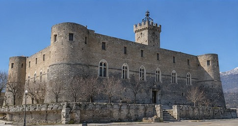 Le Castello Piccolomini di Capestrano vu de trois quarts, ses deux tours rondes d'angle et sa tour centrale carrée.
