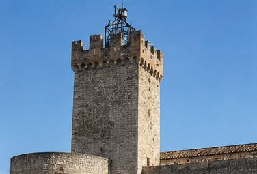 La tour maîtresse crénelée du Castello Piccolomini di Capestrano.
