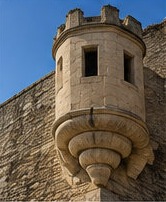 Détail d'une échauguette en encorbellement sur les remparts du Castello Piccolomini di Celano.