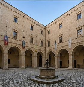 La cour Renaissance à double loggia du Castello Piccolomini di Celano, avec sa fontaine centrale.