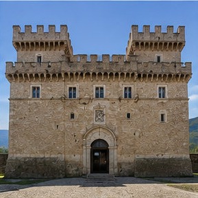 Façade principale du Castello Piccolomini di Celano, entre ses deux tours crénelées.