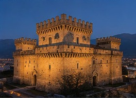 Le Castello Piccolomini di Celano illuminé à la tombée de la nuit.