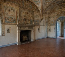 Une salle du musée du Castello Piccolomini di Celano, plafond à caissons et fresques peintes.