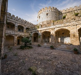 La cour intérieure à arcades du Castello Piccolomini di Ortucchio.