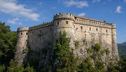 Le Castello Piccolomini di Ortucchio vu du sud, dominant son éperon rocheux entouré de végétation.