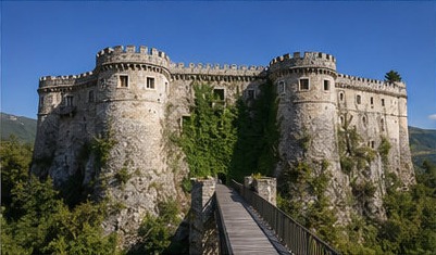 La passerelle d'accès au Castello Piccolomini di Ortucchio, franchissant l'ancien fossé.