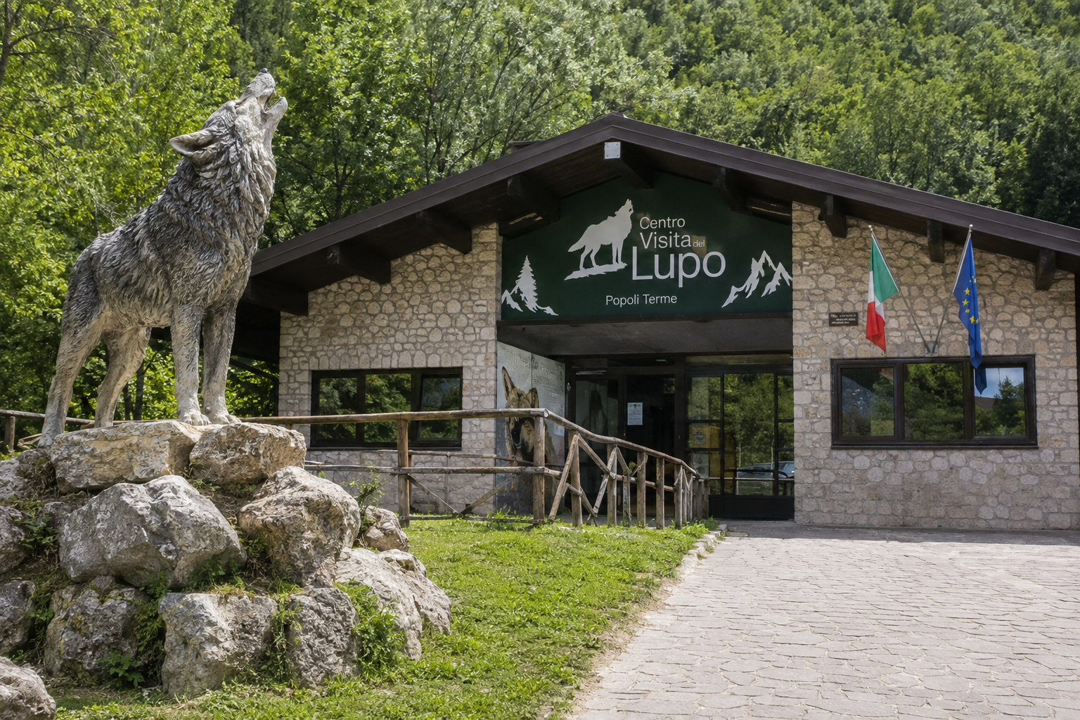 Entrée du Centro Visita del Lupo à Popoli Terme, avec sa statue de loup hurlant sur un rocher.