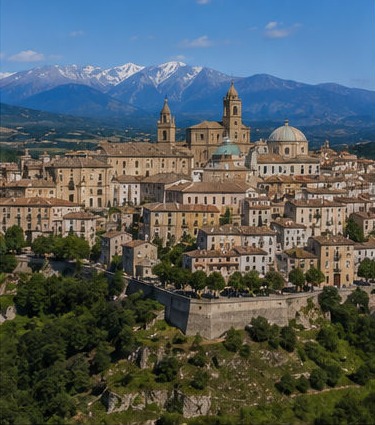 Illustration du panorama sur Chieti perchée sur sa colline, ses coupoles et clochers, face aux montagnes enneigées du Gran Sasso.