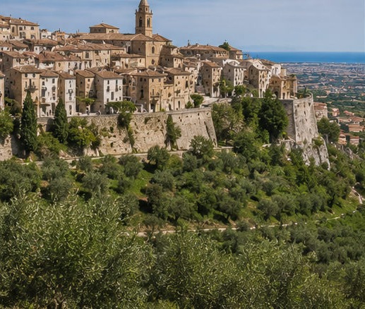 Illustration du village perché de Città Sant'Angelo, ses remparts et ses oliviers en contrebas, avec la mer Adriatique à l'horizon.
