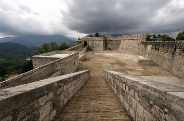 La piazza d'armi de la forteresse de Civitella del Tronto, sous un ciel nuageux.