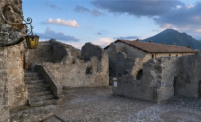 Une cour intérieure de la forteresse de Civitella del Tronto, à la tombée du jour.