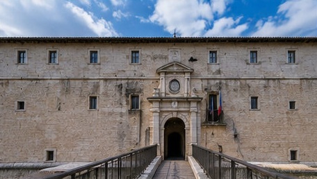 La façade d'entrée du Forte Spagnolo, au bout d'un pont franchissant le fossé sec.